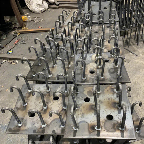 图纸中如何确定青海预埋件的位置？